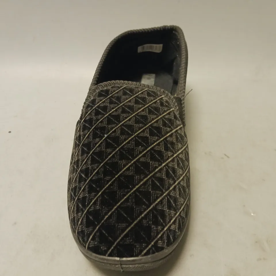 BOXED PAIR OF JO & JOE SLIPPERS IN BLACK SIZE 8