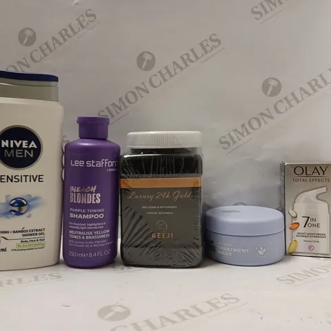 BOX OF APPROX 20 ASSORTED HEALTH AND BEAUTY ITEMS TO INCLUDE - NIVEA MEN SENSITIVE SOOTHING SHOWER GEL - LEE STAFFORD BLEACH BLONDE SHAMPOO - LUXURY 24K GOLD CRYSTAL JELLY MASK ECT 