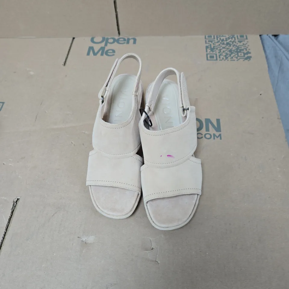 BOX OF APPROXIMATELY 15 ASSORTED ITEMS TO INCLUDE: UK 5.5 VIONIC HEELS 