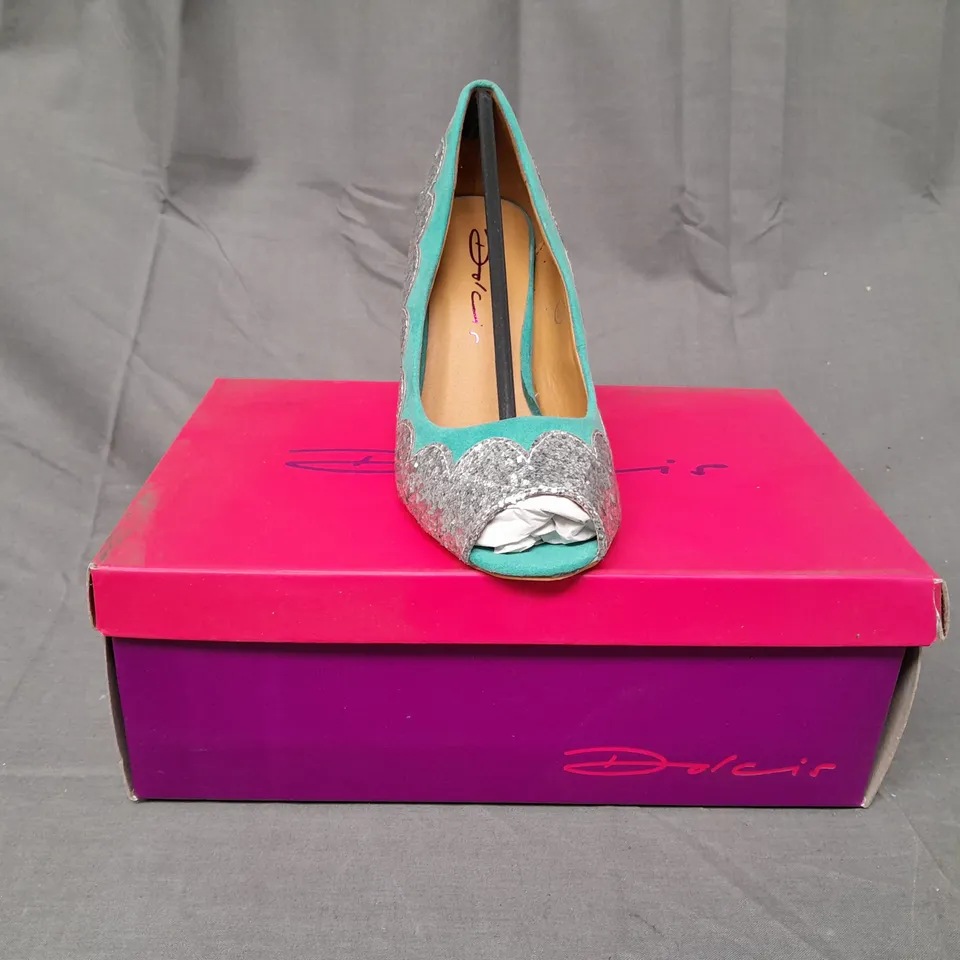 BOXED PAIR OF DOLCIS PEEP TOE BLOCK HEEL SHOES IN TEAL/METALLIC SILVER W. GLITTER EFFECT UK SIZE 3
