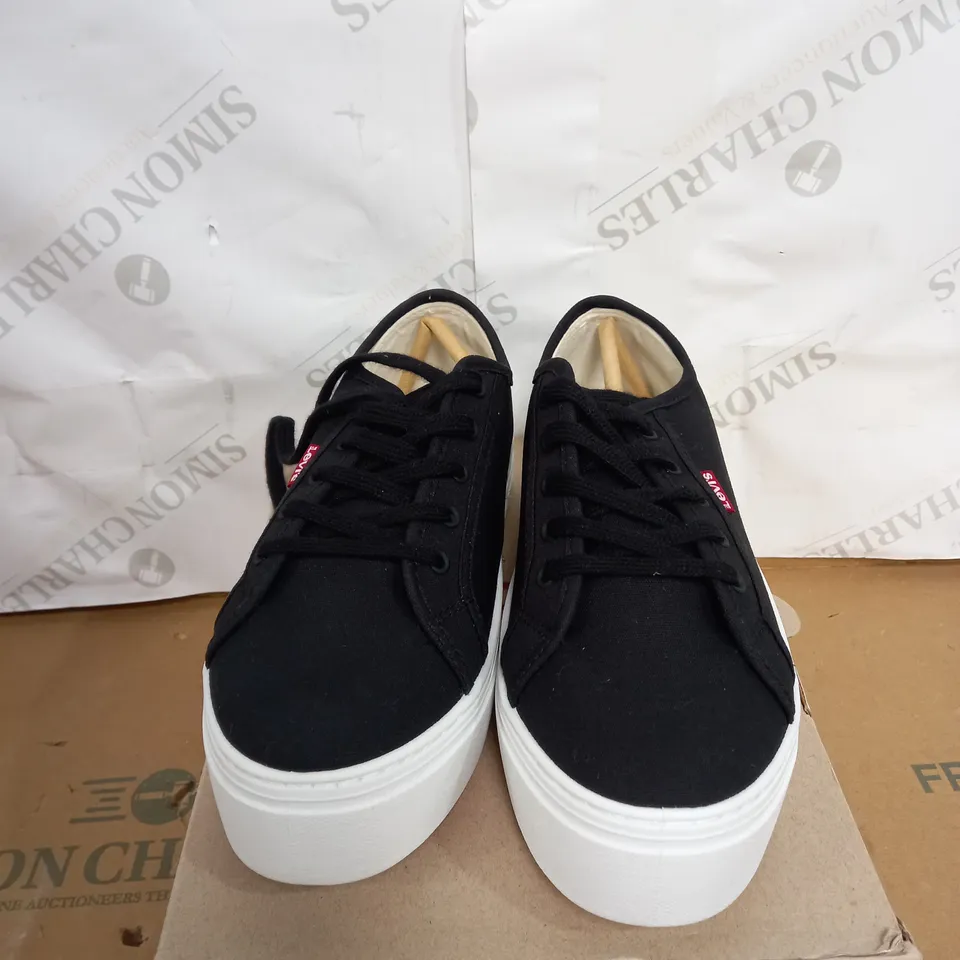 LEVIS CHUNKY SOLE SHOES IN NAVY SIZE 5