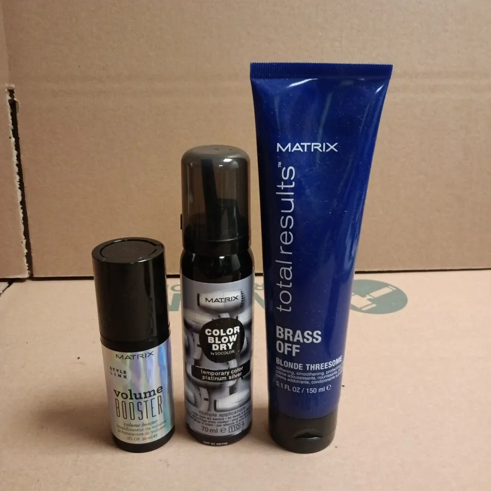 BOX OF APPROXIMATELY 50 MATRIX HAIRCARE PRODUCTS TO INCLUDE BRASS OFF PROTECTING CREAMS, TEMPORARY COLOUR SPRAYS AND VOLUME BOOSTERS