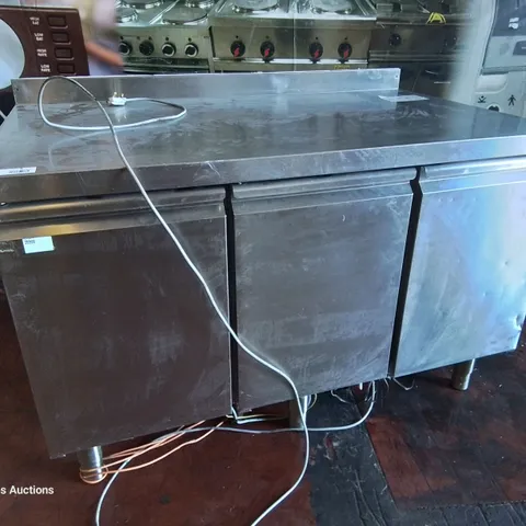POLARIS COMMERCIAL TRIPLE DOOR COUNTER FRIDGE