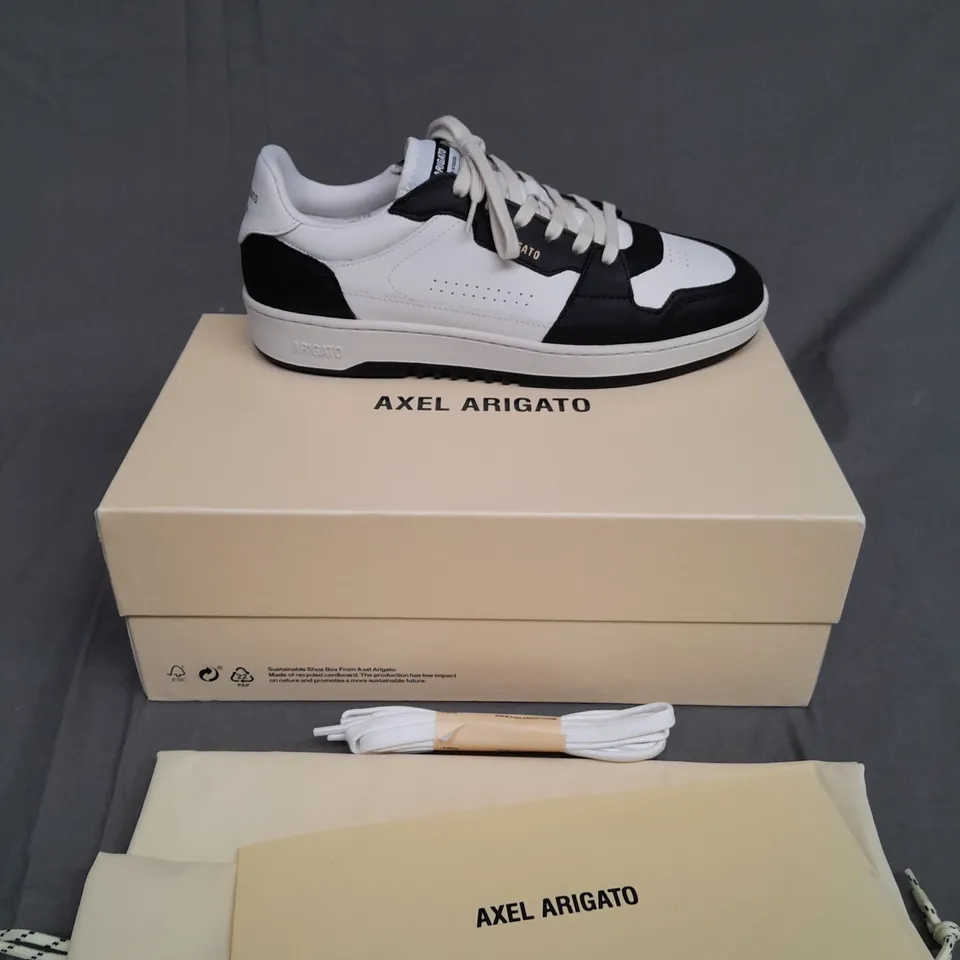 BOXED PAIR OF AXEL ARIGATO BLACK/WHITE DICO LO WITH ACCESSORIES SIZE 9
