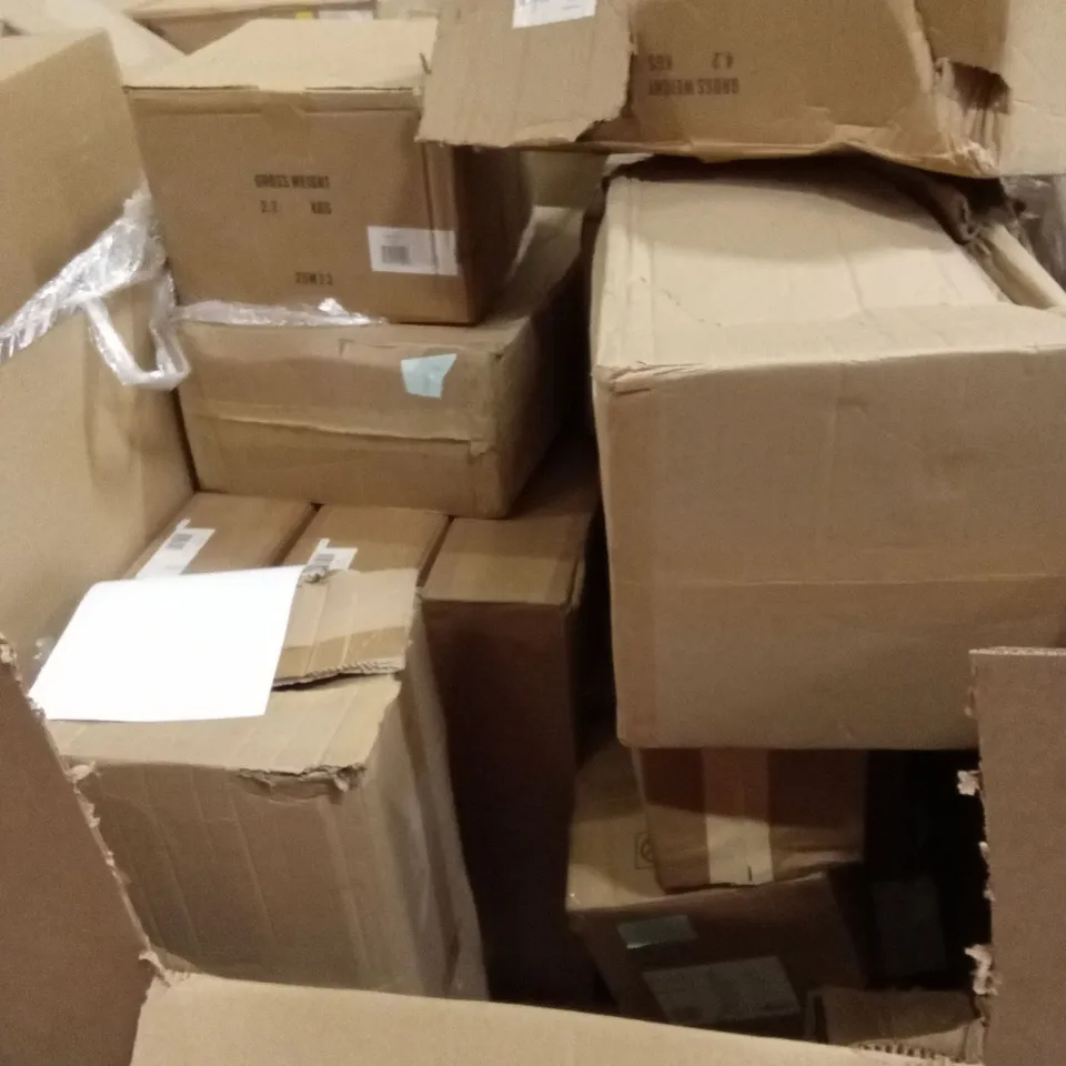 PALLET TO CONTAIN A LARGE QUANTITY OF DESIGNER HOME LIGHTING GOODS AND PRODUCTS