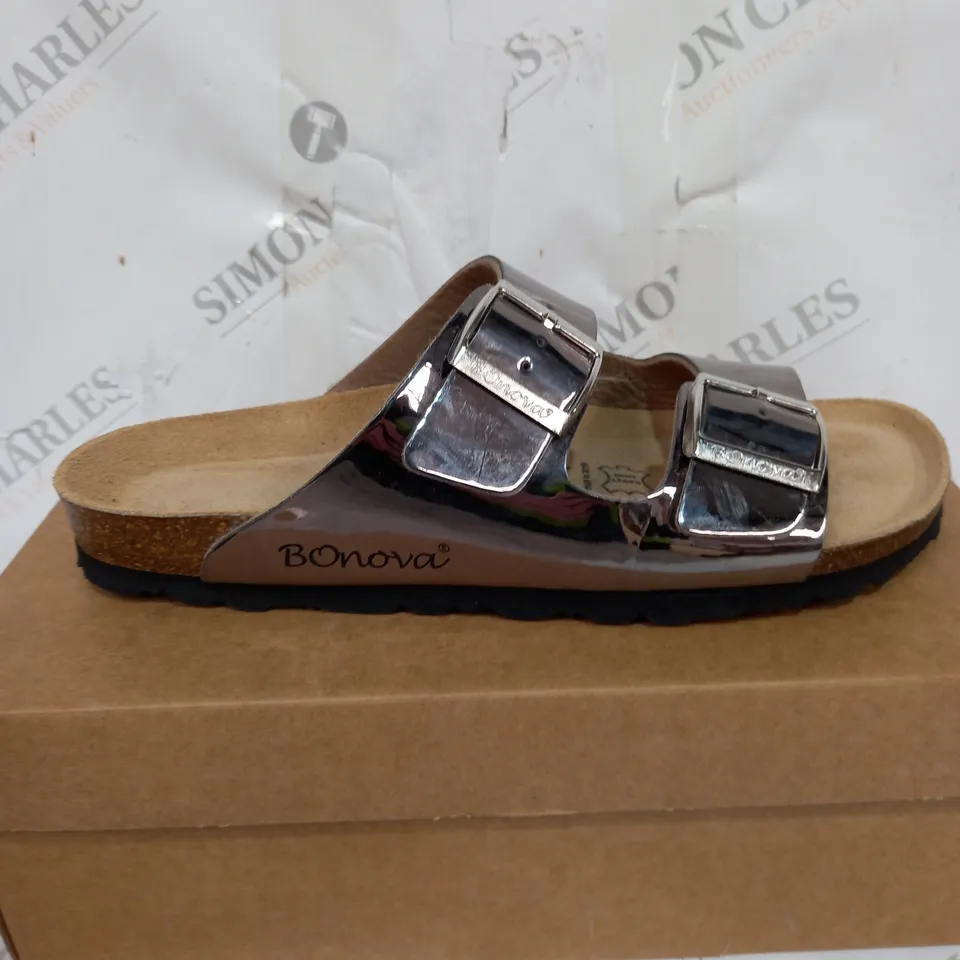 BOXED BONOVA SAND SANDALS SIZE 7