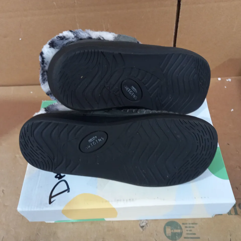 EARTH ORIGINS SIZE 4 SLIPPERS - GREY