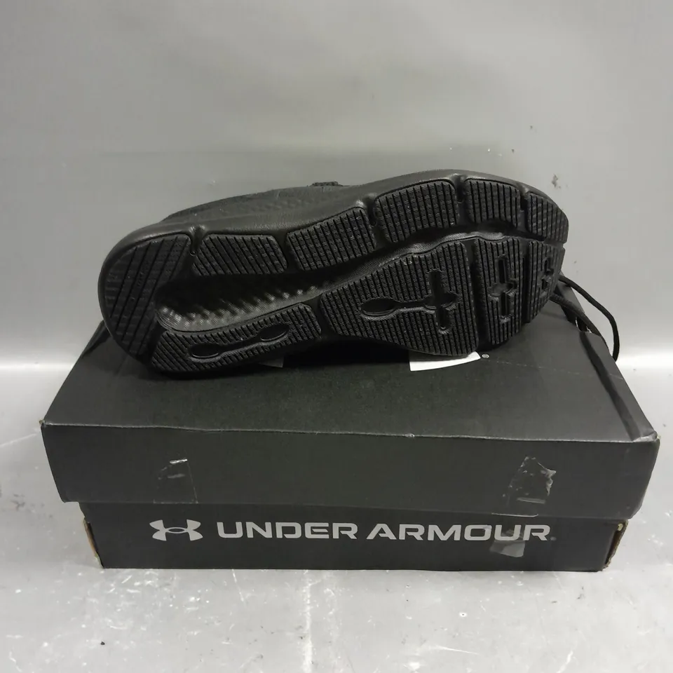 BOXED PAIR OF UNDER ARMOUR CHARGE PURSUIT TRAINERS IN BLACK - 5.5