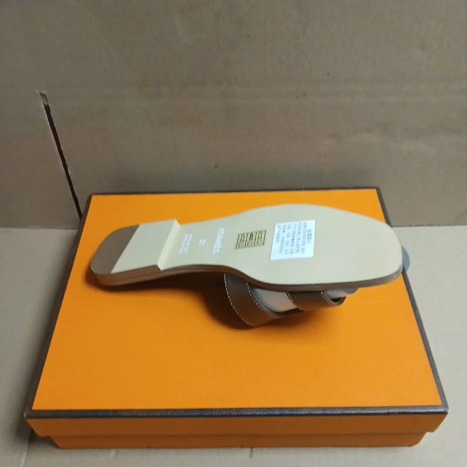 BOXED PAIR OF HERMÈS SANDALES CHYPRE CHEVRE VELOURS – 4