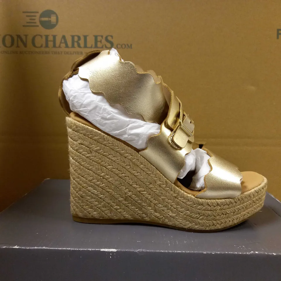 BOXED PAIR OF DESIGNER WEDGED STRAW/GOLD DETAILED SANDALS - SIZE 2.5