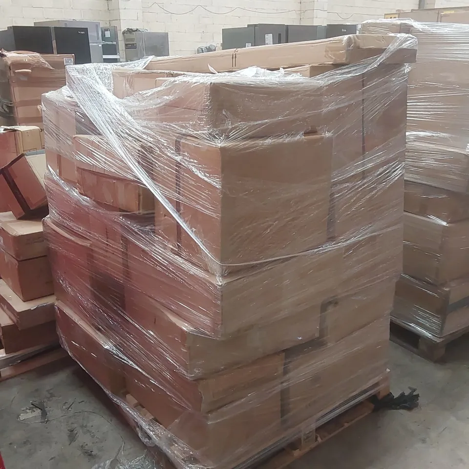 PALLET CONTAINING A LARGE QUANTITY OF ASSORTED LIGHTING PRODUCTS