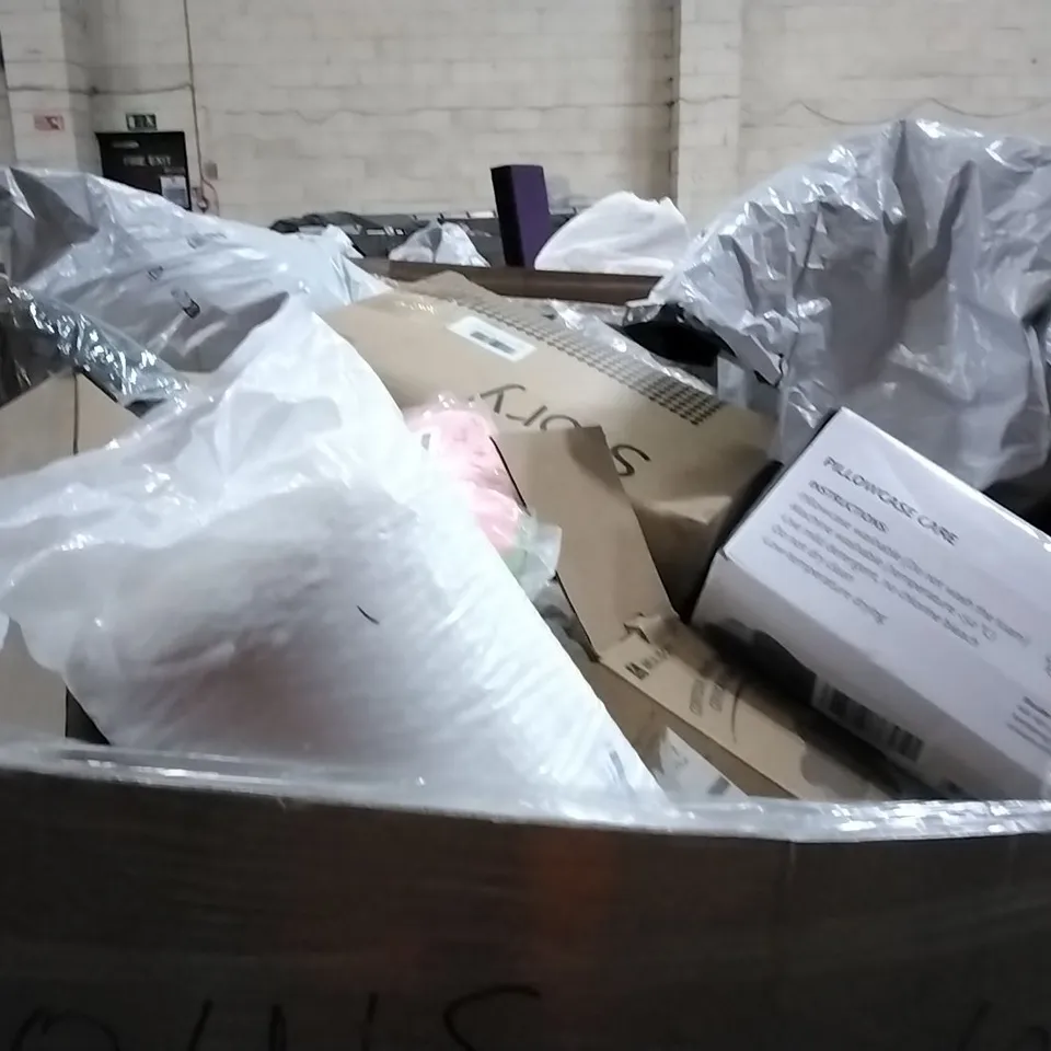 PALLET CONTAINING ASSORTED PILLOWS 