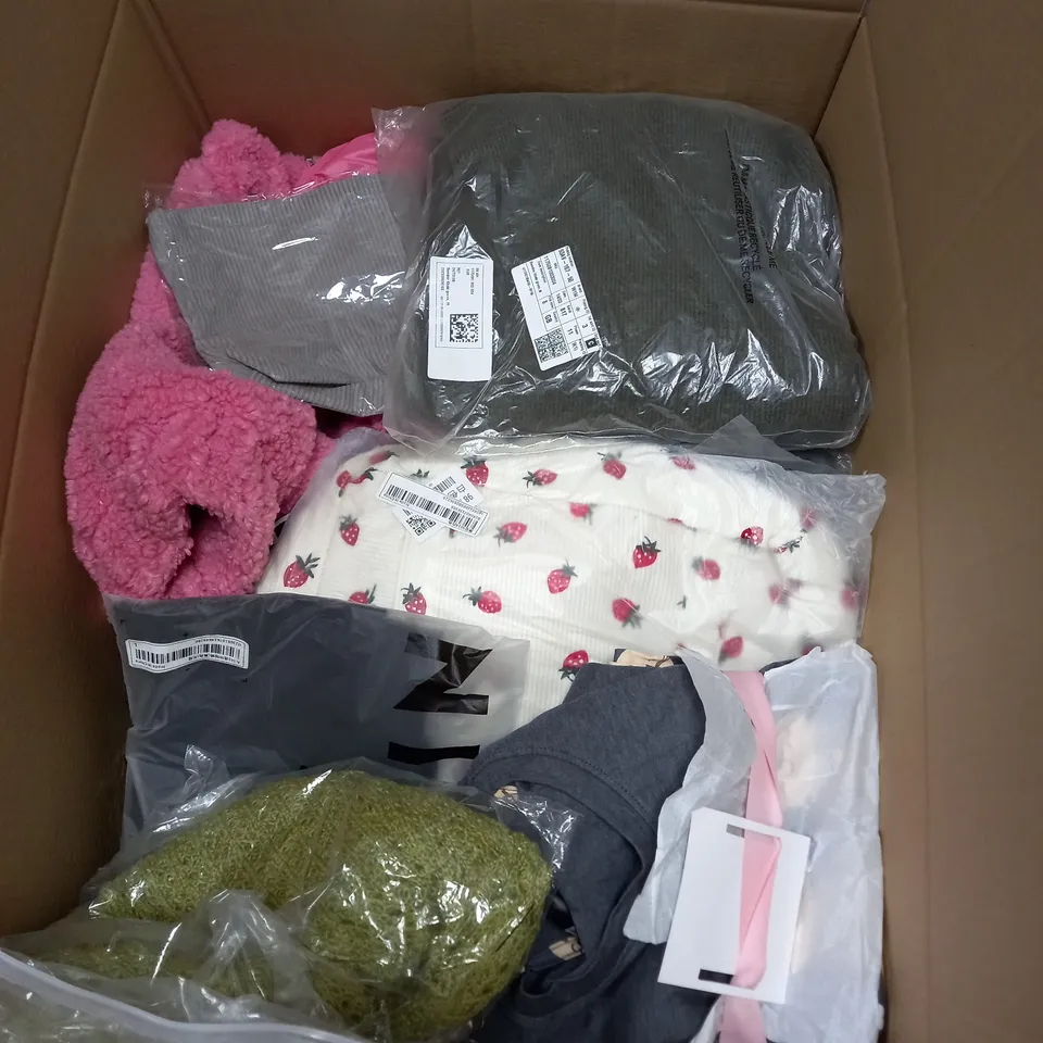 BOX OF APPROXIMATELY 22 ASSORTED CLOTHING ITEMS TO INCUDE - JUMPER , SOCKS , BAG ETC
