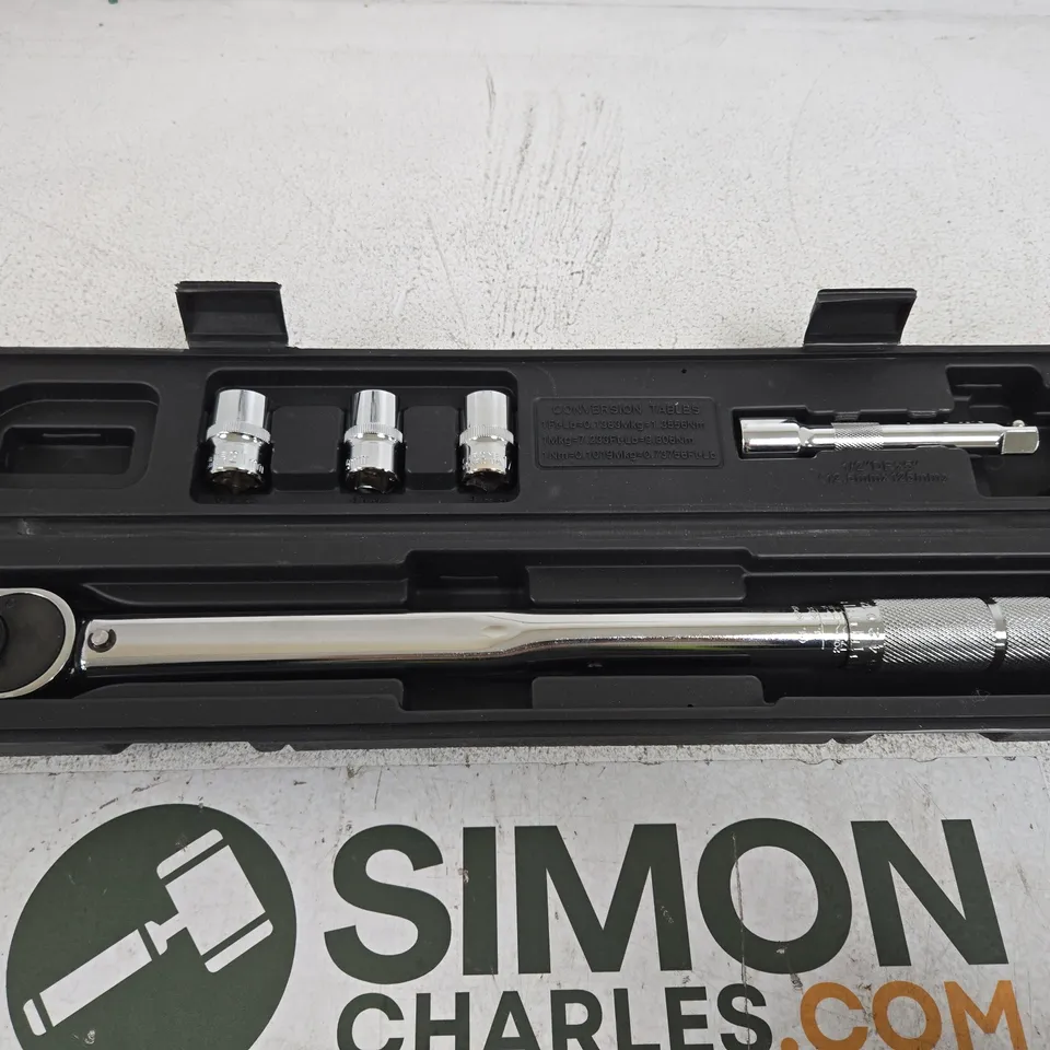 CHROME TORQUE WRENCH SET WITH SOCKETS IN BLACK PLASTIC CASE
