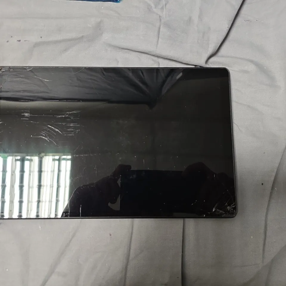 LENOVO TABLET – FRONT CRACKED DISPLAY, BACK WITH LENOVO LOGO