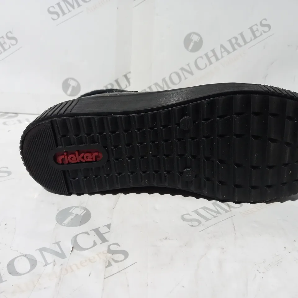 BOXED PAIR OF RIEKER FLEECE LINING BLACK PATENT/BRONZE SIDE ZIP TRAINER BOOTS IN BLACK UK SIZE 5