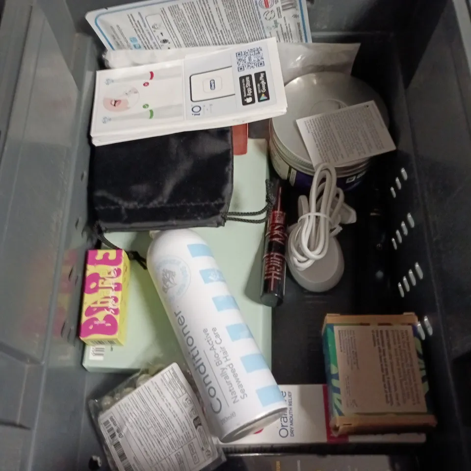 APPROXIMATEY 20 ASSORTED HEALTH AND BEAUTY PRODUCTS TO INCLUDE - L'OREAL MEN EXPERT GIFT SET - BOOTS CLEANSING WIPES AND BEAUTY WORKS MIRACLE SPRAY