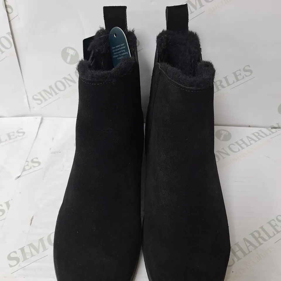 PAIR OF SKETCHERS FAUX FUR LINED SIDE ZIPPED SUEDE ANKLE BOOTS IN STONE COLOUR - SIZE 8