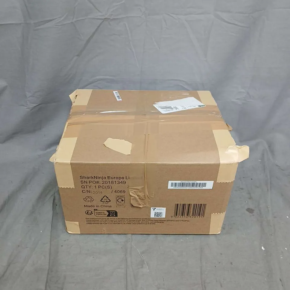 SHARK CRYOGLOW LED MASK WITH CHARGING STAND