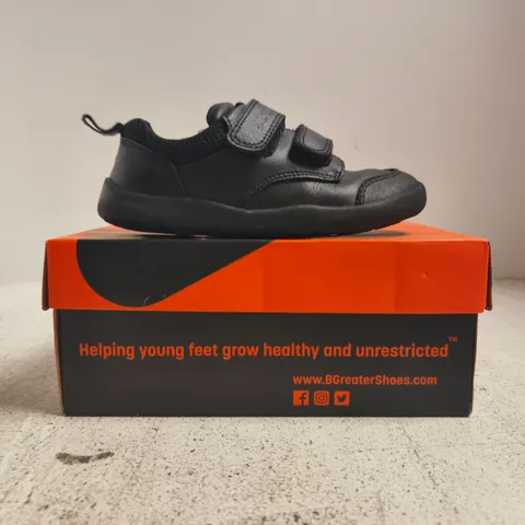BOXED PAIR OF B.GREATER STIRLING VELCRO STRAP TRAINERS IN BLACK SIZE UK KID'S 9