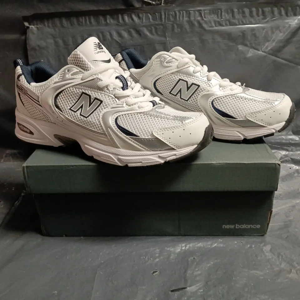 BOXED PAIR OF NEW BALANCE 530 TRAINERS IN WHITE/SILVER/NAVY SIZE UK 7.5
