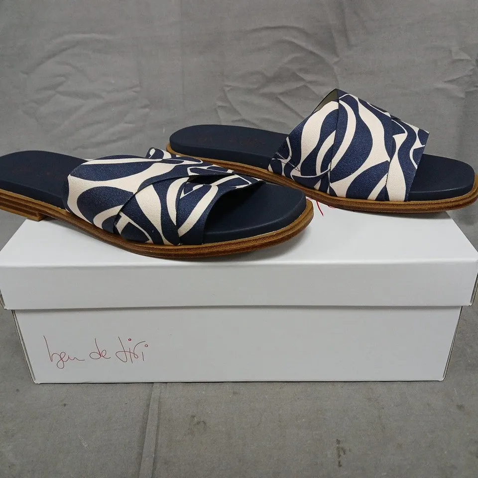 BOXED PAIR OF BEN DE LISI OPEN TOE SANDALS IN NAVY SIZE UK 6