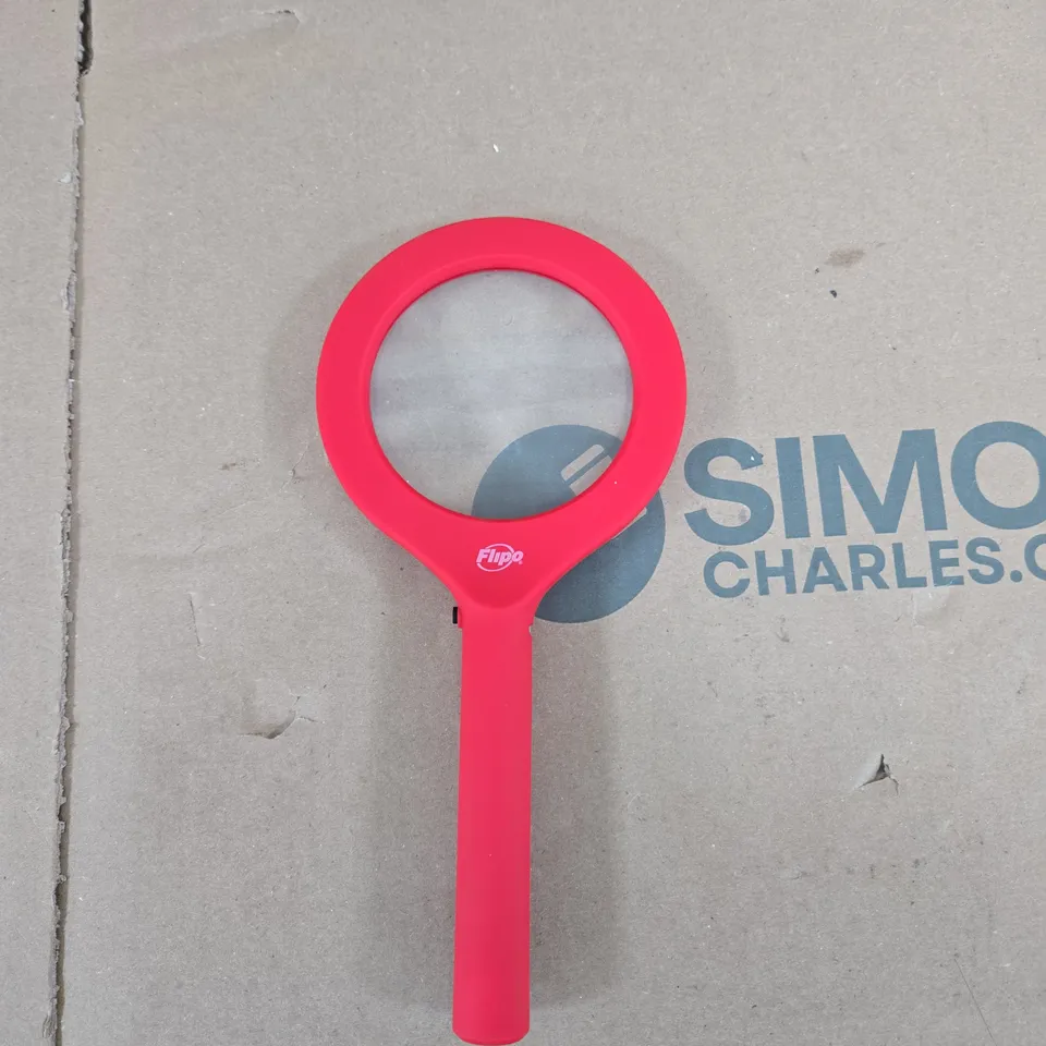 BOX OF APPROXIMATELY 12 ASSORTED ITEMS TO INCLUDE: MAGNIFYING GLASS 