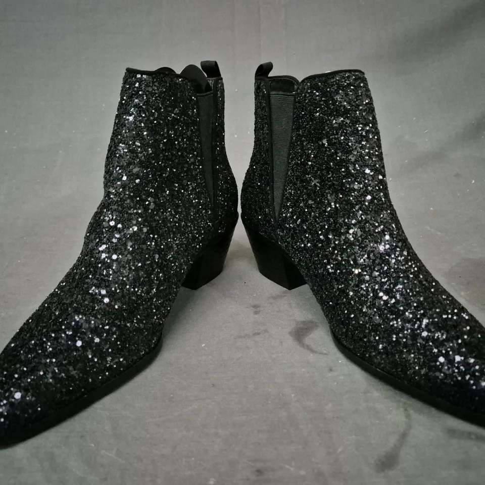 BOXED PAIR OF ZARA LOW BLOCK HEEL ANKLE BOOTS IN BLACK W. GLITTER EFFECT UK SIZE 6