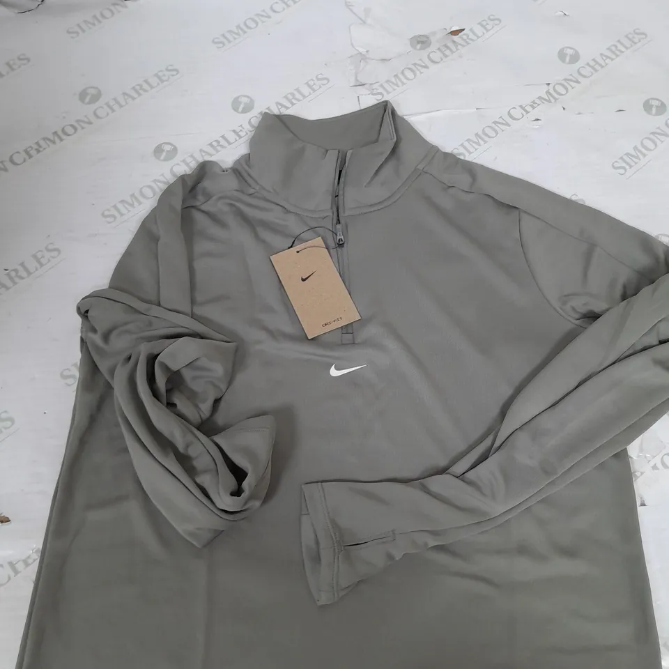 NIKE DRI FIT RUNNING QUARTER ZIP IN KHAKI - MEDIUM