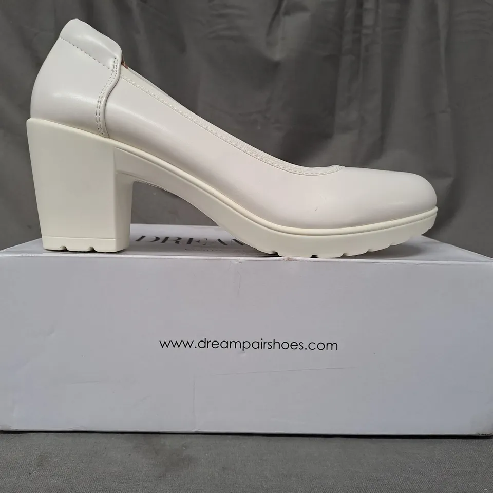 BOXED PAIR OF DREAM PAIRS BLOCK HEEL SLIP-ON SHOES IN WHITE UK SIZE 4