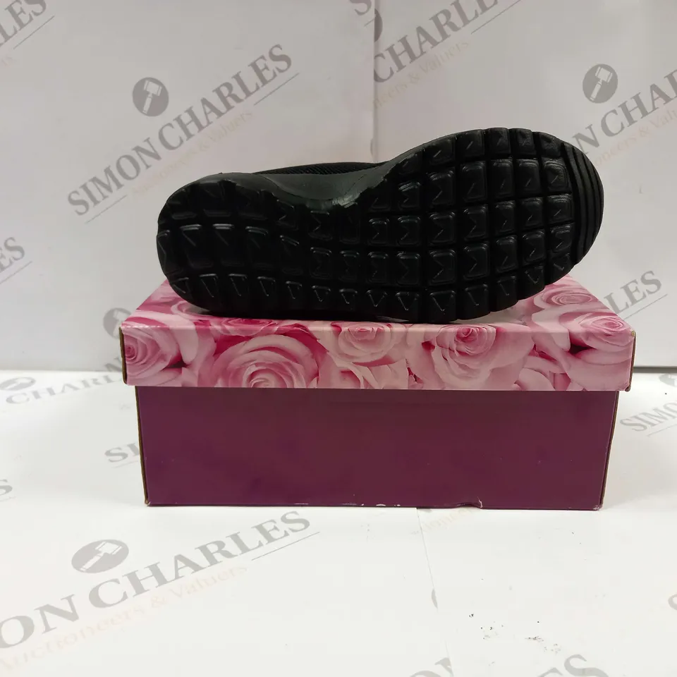 BOXED PAIR OF LELLI KELLY SIBILLA CHILDRENS TRAINERS IN BLACK UK SIZE 12 