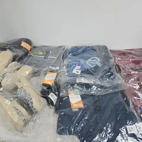 APPROXIMATELY 18 ASSORTED BRAND NEW REGATTA CLOTHING ITEMS IN VARIOUS SIZES, STYLES & COLOURS