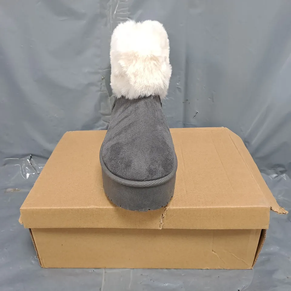 BOXED PAIR OF UNBRANDED FAUX FUR LINED SHOES IN GREY SIZE 3/3.5