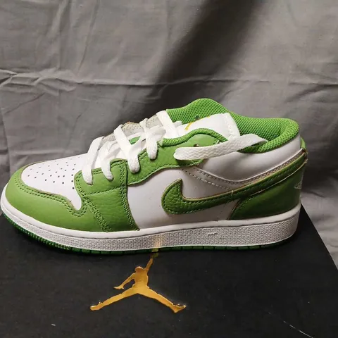 NIKE AIR JORDAN 1 LOW SE BG YOUTH SNEAKERS – UK4 WHITE/GREEN