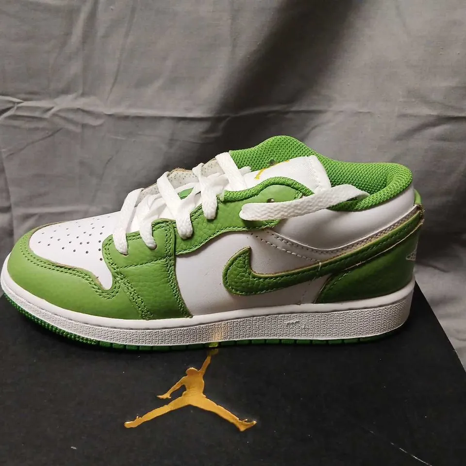 NIKE AIR JORDAN 1 LOW SE BG YOUTH SNEAKERS – UK4 WHITE/GREEN