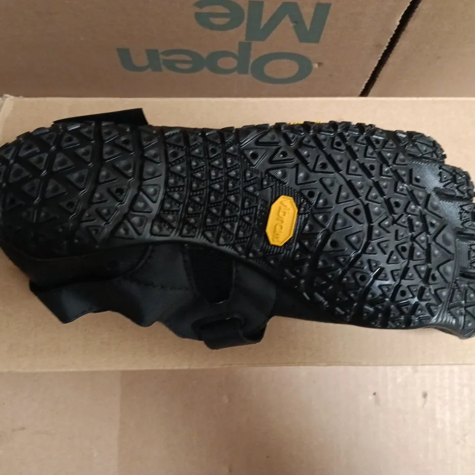 BOXED PAIR OF VIBRAM FIVEFINGERS SHOES IN BLACK SIZE EU 38