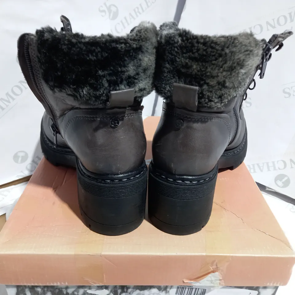 MODA CHALOTT GREY LEATHER MEATAL LACED HIKER BOOT - SIZE 5