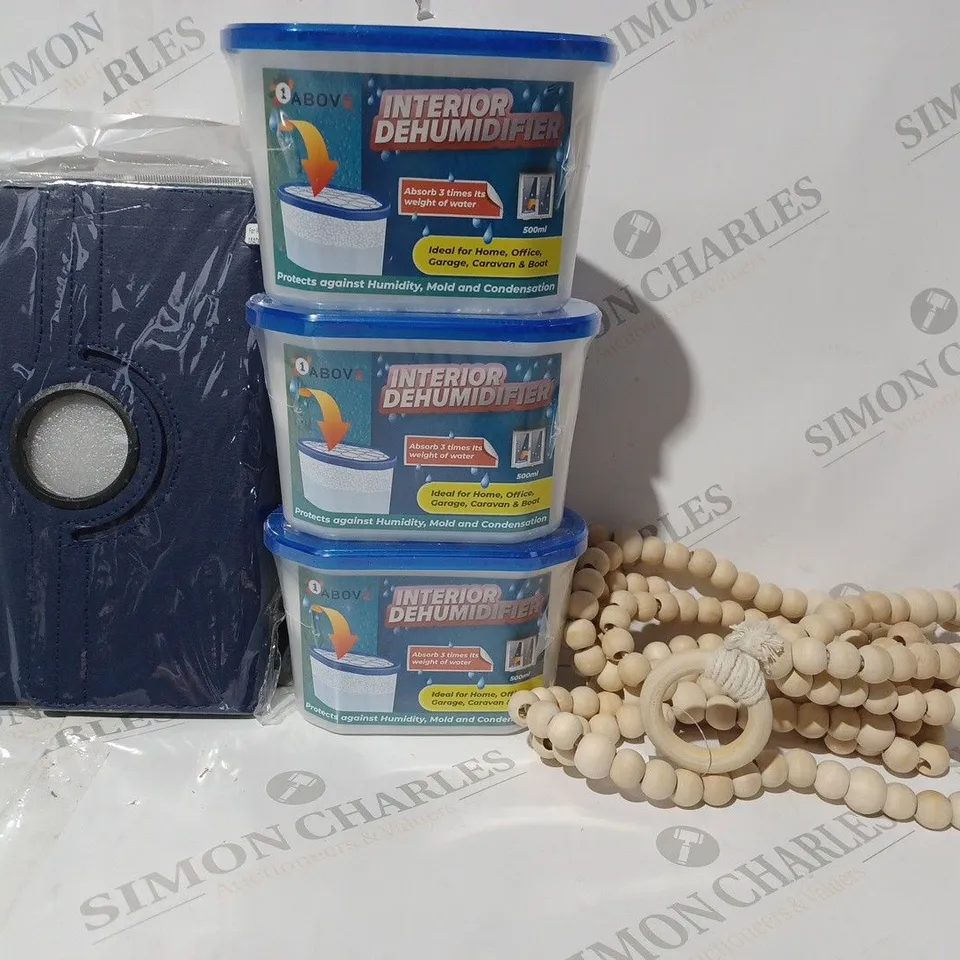 BOX OF APPROXIMATELY 10 ASSORTED HOUSEHOLD ITEMS TO INCLUDE INTERIOR DEHUMIDIFIER, WOODEN BEADED PLANTER HANGER, ETC