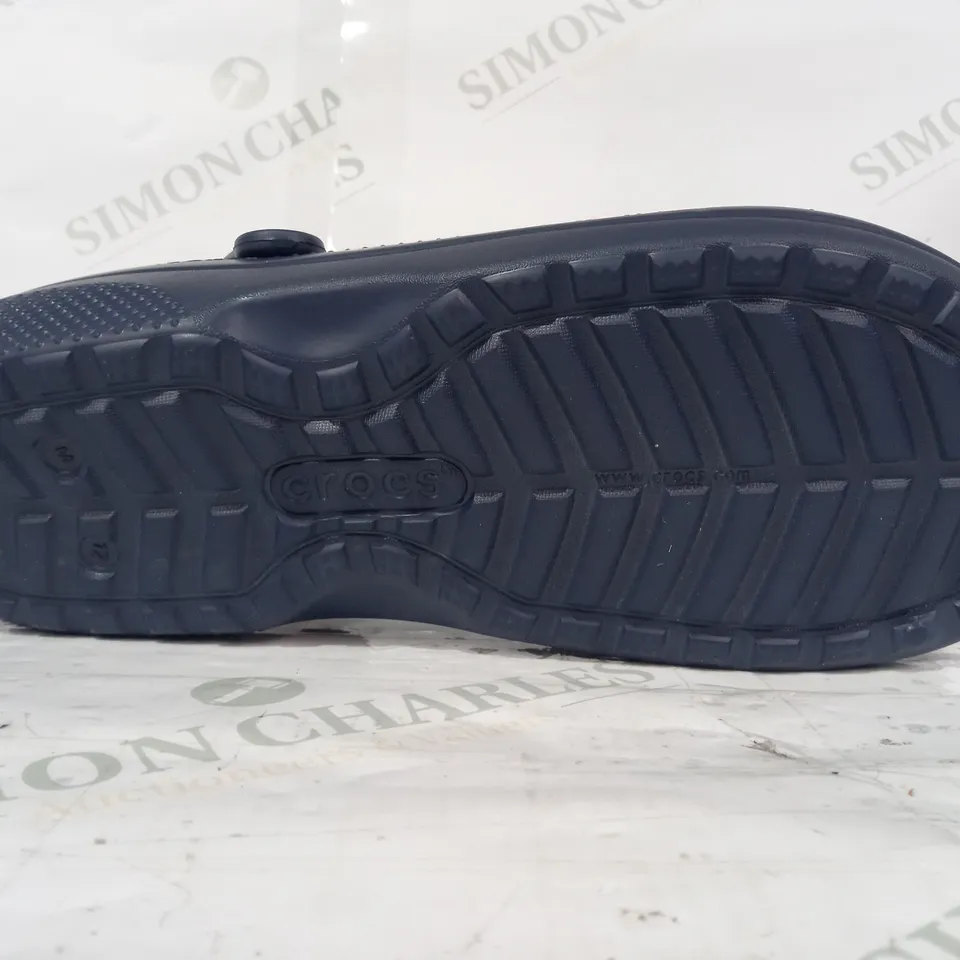 PAIR OF CROCS CLASSIC LINED CLOGS IN NAVY/CHARCOAL UK SIZE M11/W12