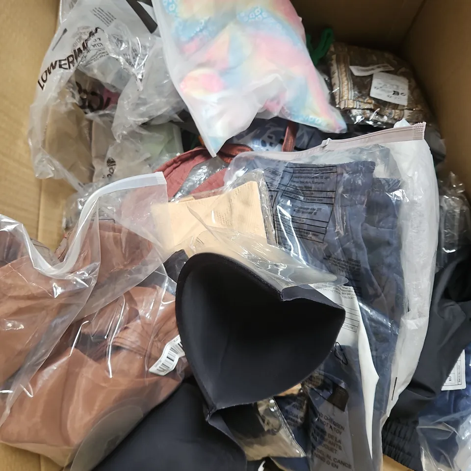 BOX OF APPROXIMATELY 20 ASSORTED CLOTHING ITEMS TO INCLUDE - JACKET - DRESSES - JEANS - ETC