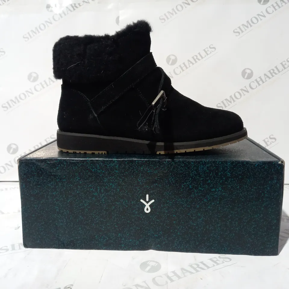 BOXED PAIR OF EMU AUSTRALIA FAUX SUEDE BOOTS - BLACK - UK 6