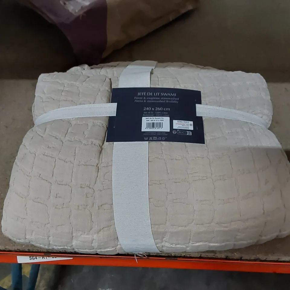 BAGGED ALCESTER BEDSPREAD // SIZE: 240 X 260cm