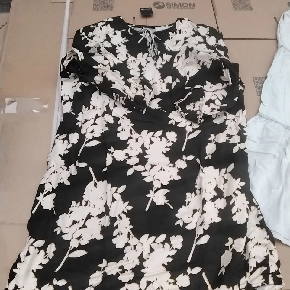 PALLET OF BRAND NEW WOMENS QUALITY DESIGNER CLOTHES APPROXIMATELY 120 TO INCLUDE; SWIM SUITS, TOPS, DRESSES, SKIRTS