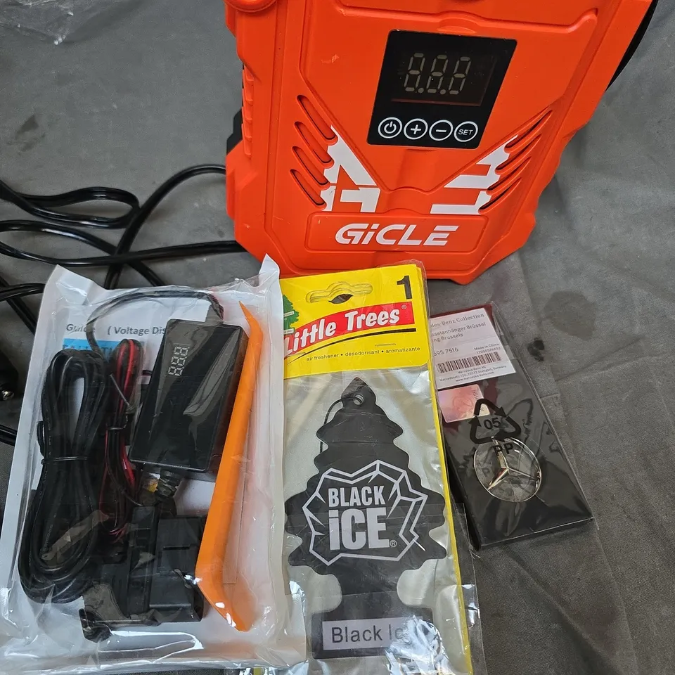 BOX OF ASSORTED CAR ITEMS TO INCLUDE - AIR PUMP - LITTLE TREE - KEY RING 