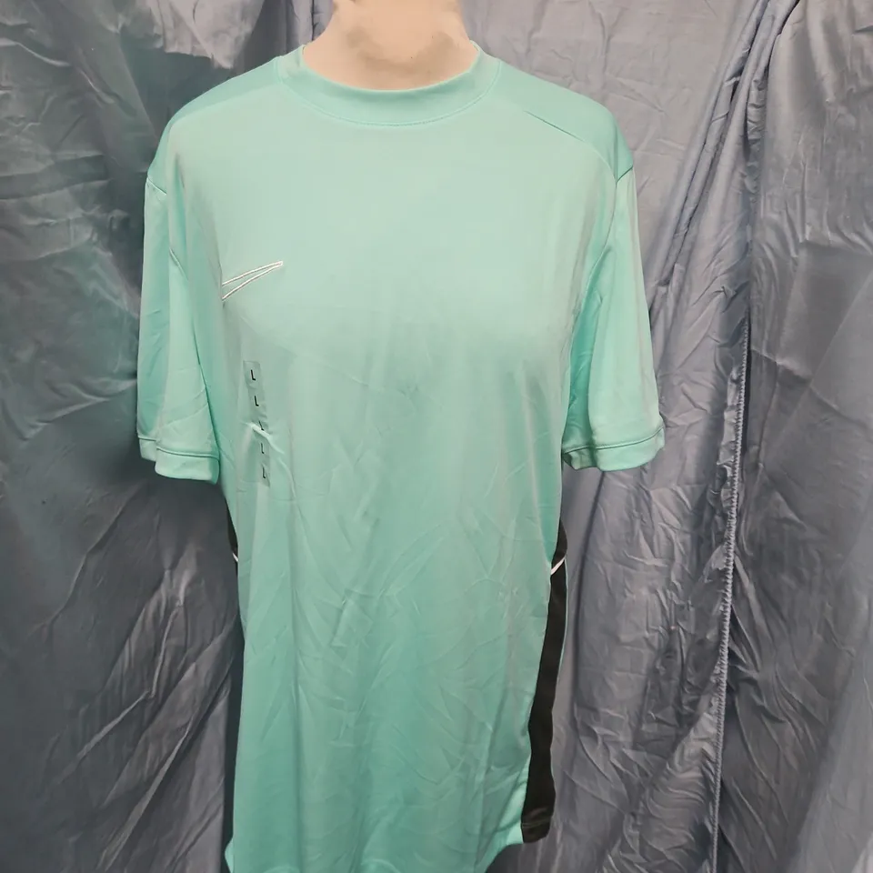 NIKE DRI-FIT T-SHIRT IN GREEN - SLIM FIT L