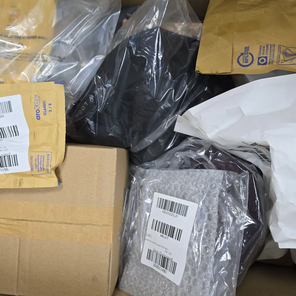 BOX OF APPROXIMATELY 15 ASSORTED HOUSEHOLD, COSMETIC, AND CLOTHING ITEMS IN VARIOUS STYLES, SIZES, AND COLOURS - COLLECTION ONLY
