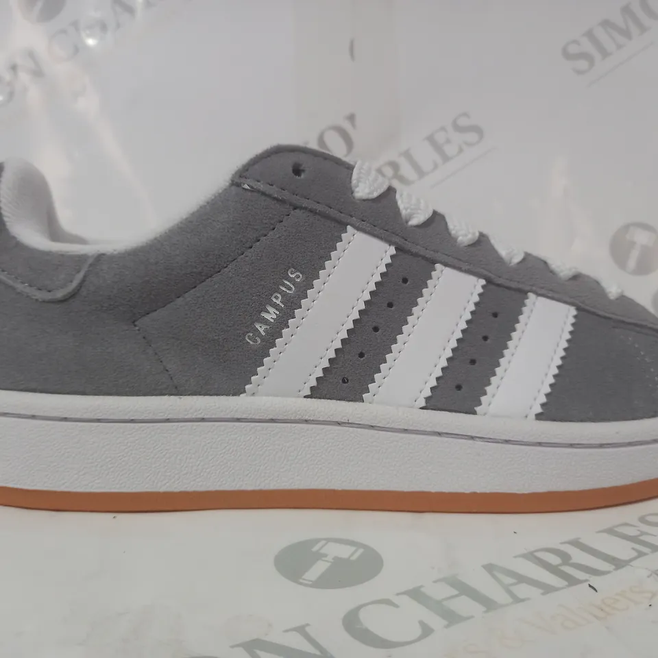 BOXED PAIR OF ADIDAS CAMPUS 00S J SHOES IN GREY/WHITE UK SIZE 5.5