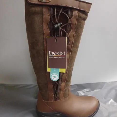 BOXED PAIR OF BROGINI WINCHESTER BOOTS IN BROWN - UK 6