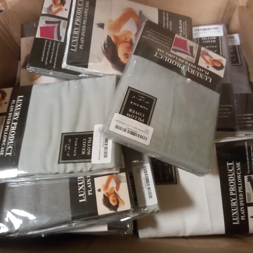APPROXIMATELY 20 ASSORTED PLAIN DYED PILLOWCASES IN VARIOUS COLOURS