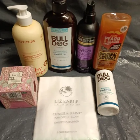 APPROXIMATELY 15 ASSORTED HEALTH & BEAUTY PRODUCTS TO INCLUDE BULL DOG SHOWER GEL, LIZ EARLE CLOTHS, ORIGINAL SOURCE SHOWER GEL ETC 